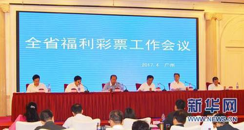 皮尔斯·布鲁斯南饰演的汉尼斯，是优雅、权谋与复杂人性的化身。
