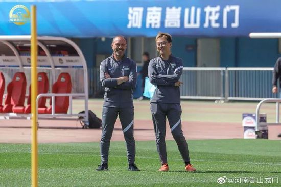 身为主角之一的凡妮莎·柯比亮相片场，与“阿汤哥”在片中亲密非常、浪漫激吻。