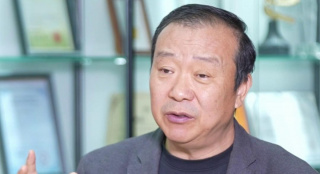 全国政协委员、国家京剧院艺术总监袁慧琴指出，戏曲编剧、导演和音乐唱腔设计者目前年轻人比较匮乏。